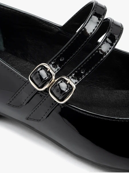 Schwarz lackierte Ballerinas mit zwei Riemen