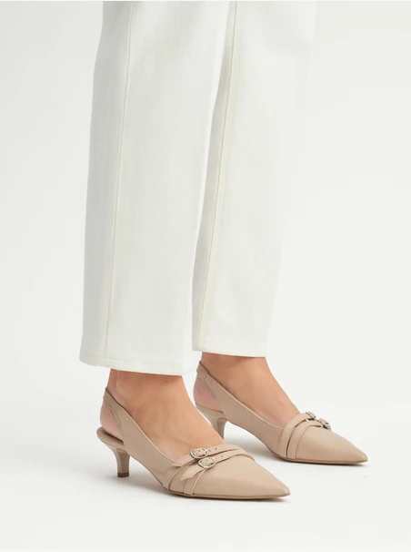 Beigefarbene Slingback-Pumps mit dekorativen Riemchen