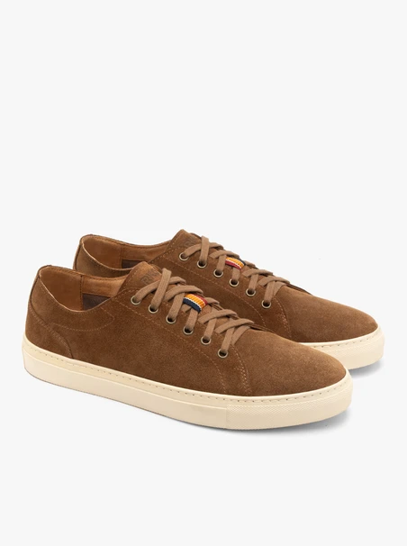 Braune Herrenschuhe aus Veloursleder