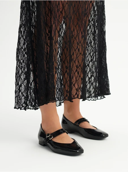 Schwarz lackierte Ballerinas mit zwei Riemen