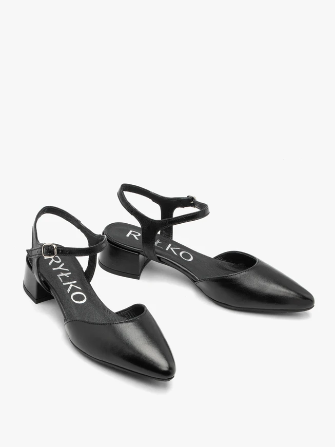 Schwarze Pumps mit offenem Absatz