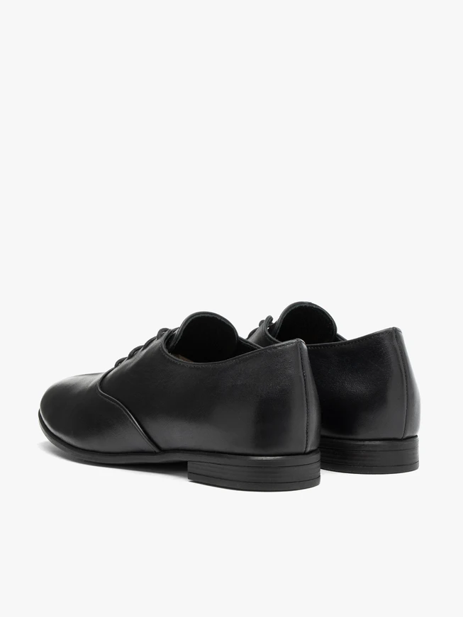 Schwarze klassische Schnürhalbschuhe