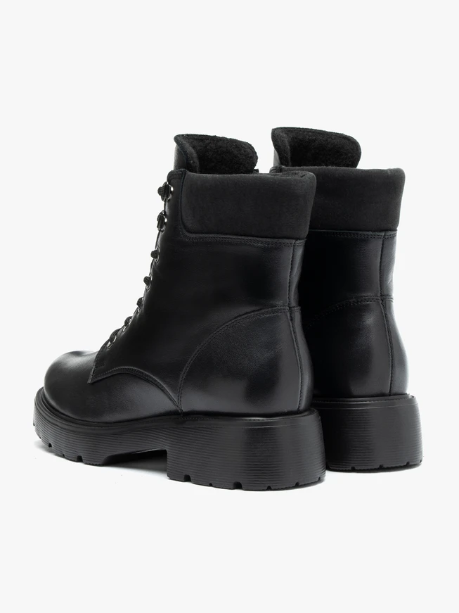 Schwarze Stiefel aus Leder und Nubuk