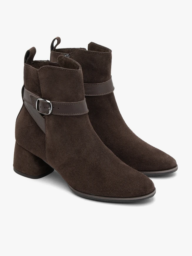 Braune Stiefel mit Gürtel und Schnalle
