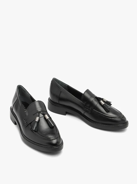 Schwarze Mokassins mit einer Clutch