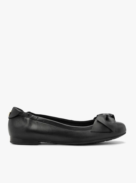 Schwarze Ballerinas mit Schleife und Bügelfalte