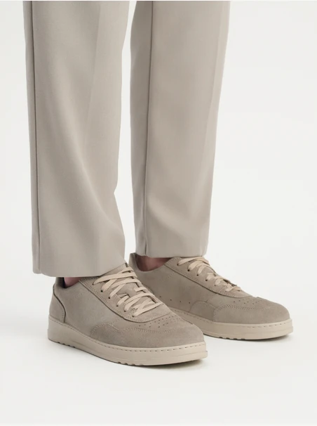 Leichte olivfarbene Herrenstiefel mit mittlerem Schaft
