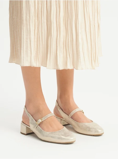 Pumps mit niedrigem Absatz aus Platin
