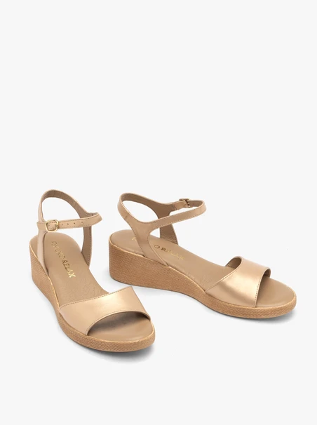 Goldfarbene niedrige Plateausandalen