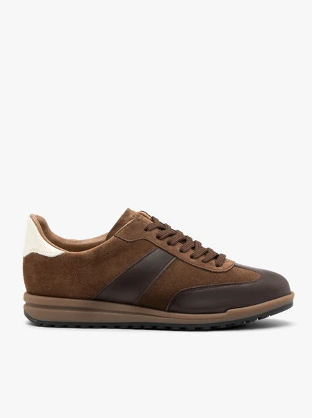 Braune Sporthalbschuhe