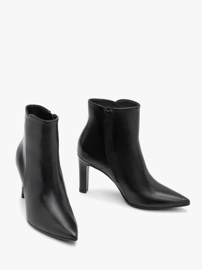 Schwarze Stiefel mit Absatz aus genarbtem Leder