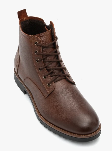 Isolierte braune Schafsfellstiefel