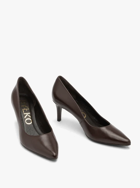 Pumps aus genarbtem Leder in Schokolade