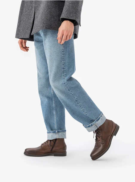 Braune isolierte Stiefel