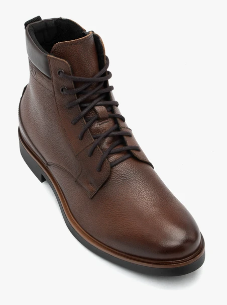 Braune isolierte Stiefel