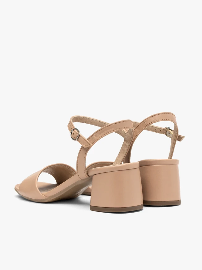Beigefarbene Sandalen auf einem massiven Keil