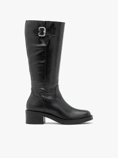 Schwarze Stiefel aus genarbtem Leder mit Schnallenverzierung