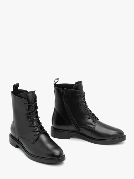 Schwarz genarbte Lederstiefel