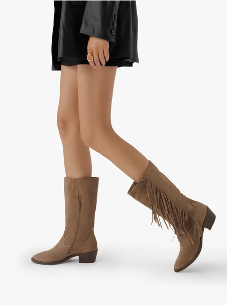 Sandfarbene Boho-Stiefel mit Quasten