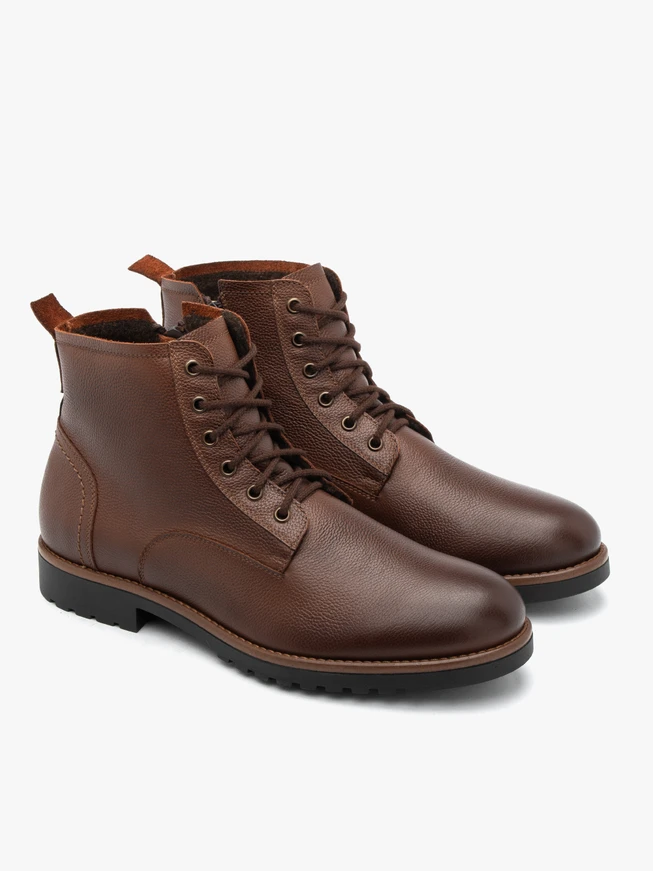 Isolierte braune Schafsfellstiefel