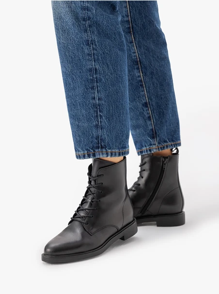 Schwarz genarbte Lederstiefel