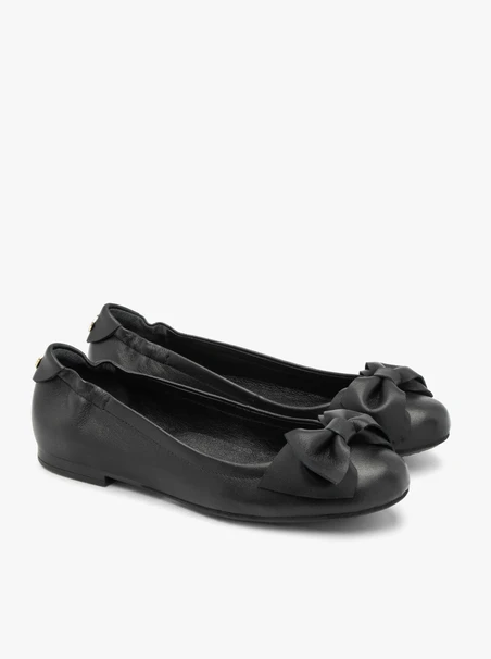 Schwarze Ballerinas mit Schleife und Bügelfalte