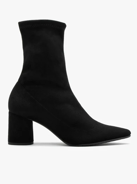 Stiefel mit flexiblem Absatz und spitzer Zehe