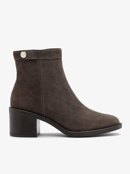 Braune Veloursstiefel mit Absatz