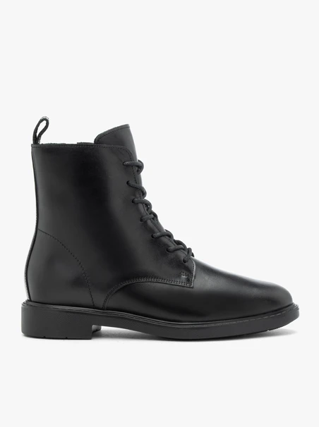 Schwarz genarbte Lederstiefel
