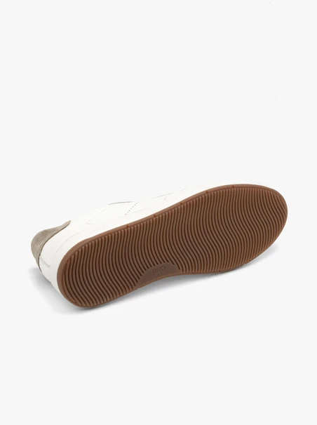 Weiße halbe Sportschuhe mit zweifarbigem Boden