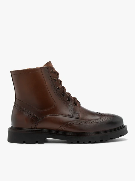 Braune Lederstiefel mit Perforationen