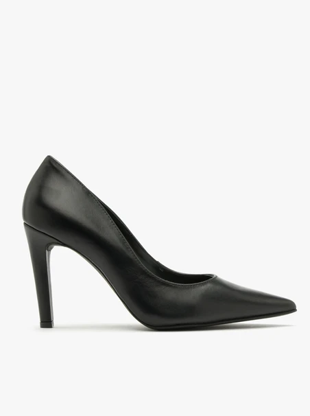 Schwarze hochhackige Pumps