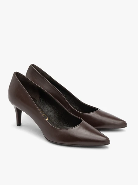 Pumps aus genarbtem Leder in Schokolade