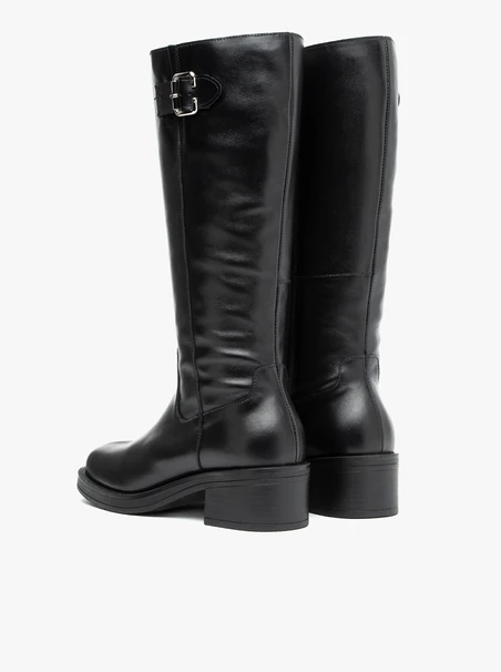 Schwarze Stiefel aus genarbtem Leder mit Schnallenverzierung