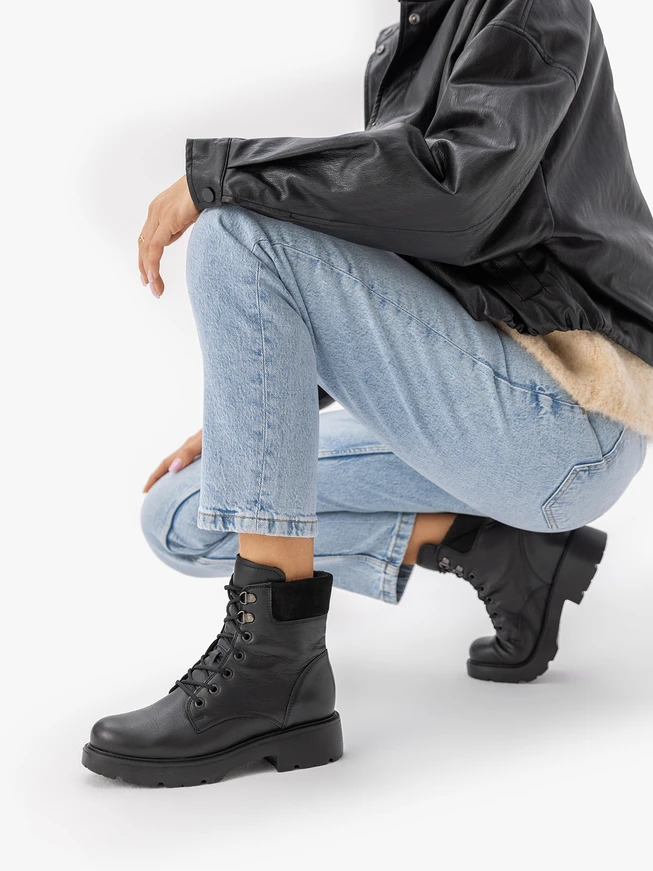 Schwarze Stiefel aus Leder und Nubuk