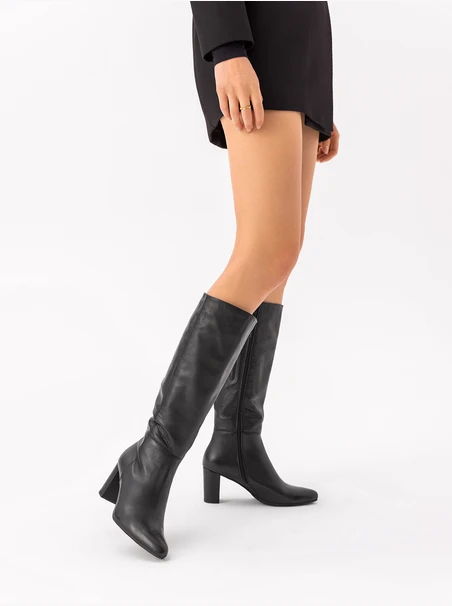 Schwarze Stiefel mit Absatz aus genarbtem Leder
