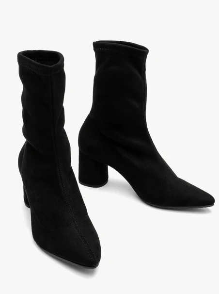 Stiefel mit flexiblem Absatz und spitzer Zehe