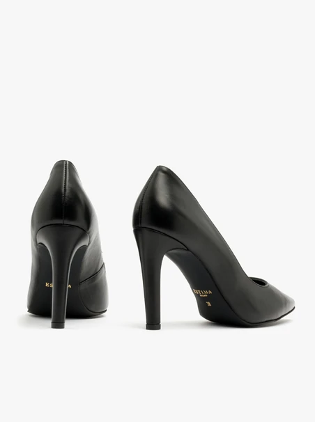 Schwarze hochhackige Pumps