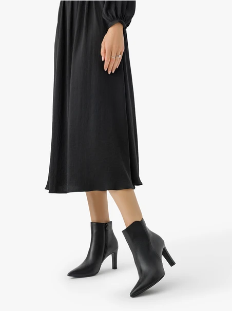 Schwarze Stiefel mit Absatz aus genarbtem Leder
