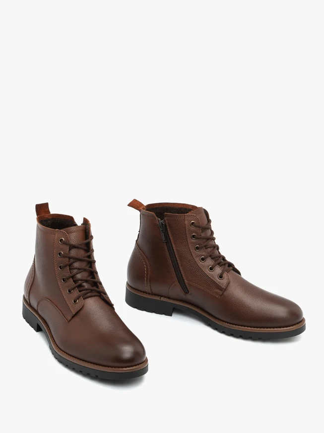 Isolierte braune Schafsfellstiefel