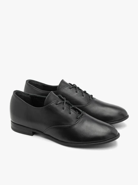 Schwarze klassische Schnürhalbschuhe