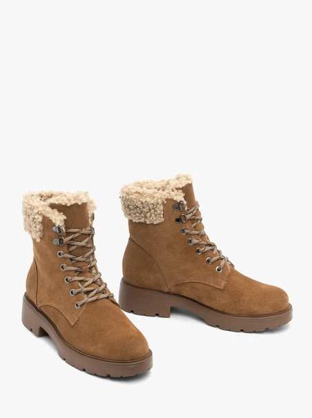 Rote Schneestiefel mit Fell