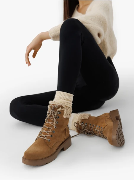 Rote Schneestiefel mit Fell