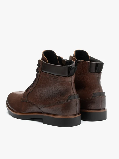 Braune isolierte Stiefel