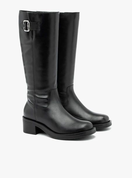 Schwarze Stiefel aus genarbtem Leder mit Schnallenverzierung