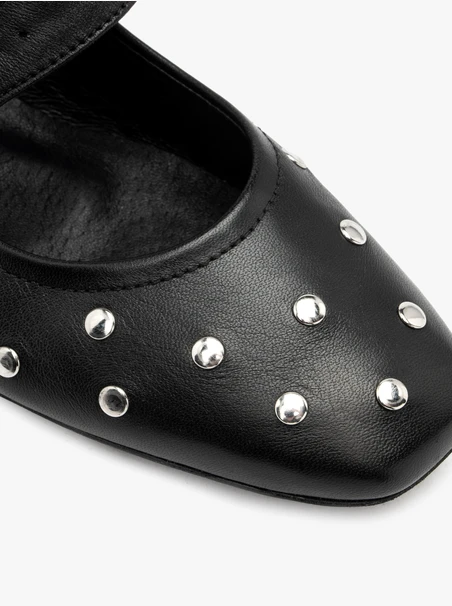 Schwarze Nietenballerinas