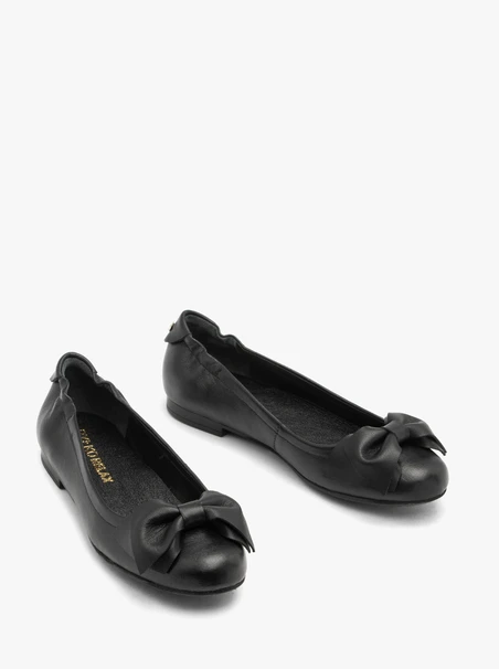 Schwarze Ballerinas mit Schleife und Bügelfalte