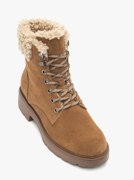 Rote Schneestiefel mit Fell