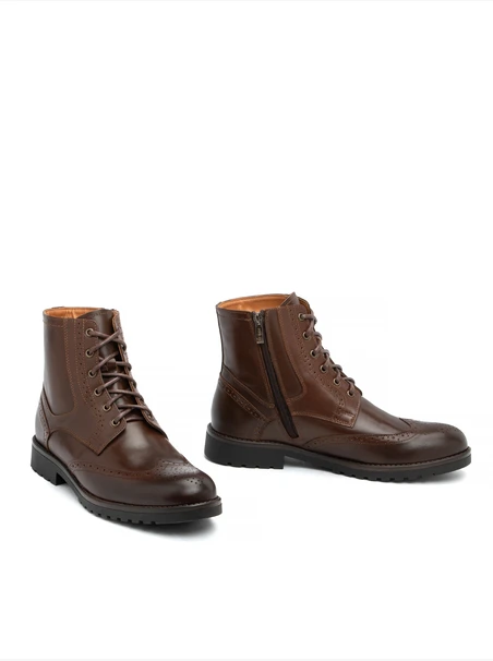 Braune Lederstiefel mit Perforationen