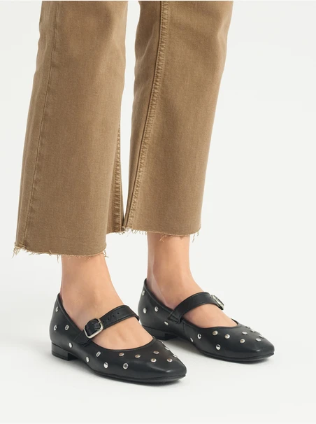 Schwarze Nietenballerinas